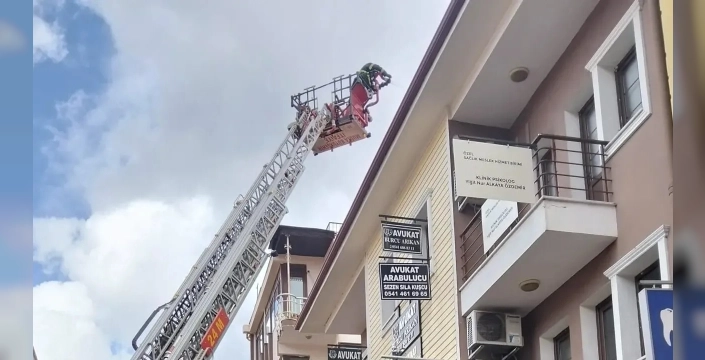 Milas'ta iş yeri bacasında çıkan yangın kısa süreli paniğe yol açtı