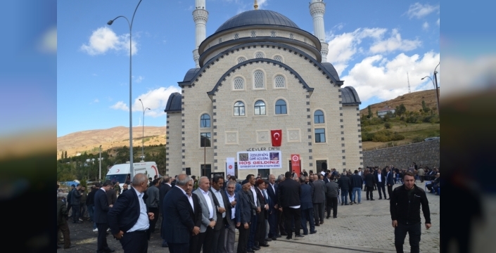 Muş'ta 800 kişilik cami, coşkulu bir törenle ibadete açıldı