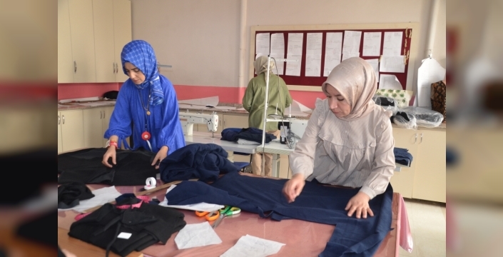 Muş'ta kadın kursiyerler çocuklara hırka dikecek