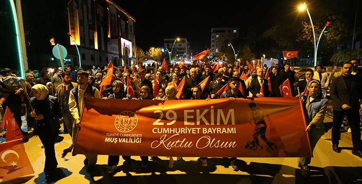 Muşta Cumhuriyetin 102. yılı fener alayıyla kutlandı
