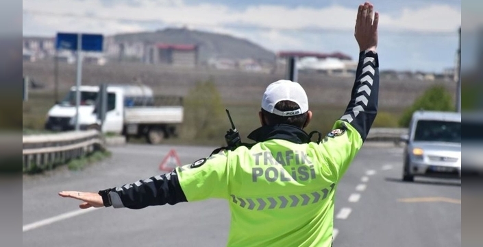 Trafikte yeni cezalar yürürlükte: Israrlı takip ve 'dur' ihtarına uymayana ağır yaptırım