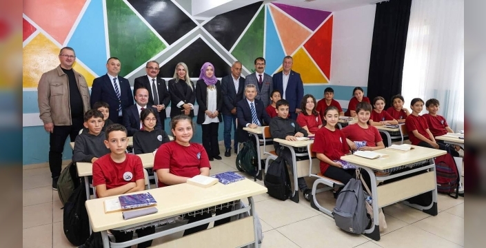 Vali Ergünü tulumla karşıladılar: Öğrencilerden halı saha talebi