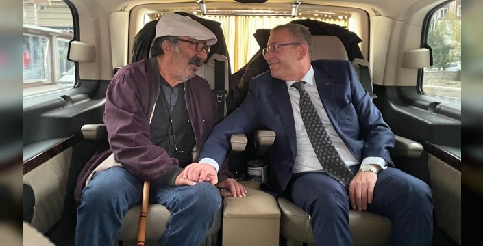 Vali Polat, yaşlı vatandaşı makam aracında evine bıraktı