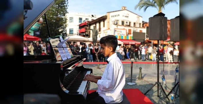 25. uluslararası Antalya Piyano Festivali, sokakta müzik ziyafeti ile başladı