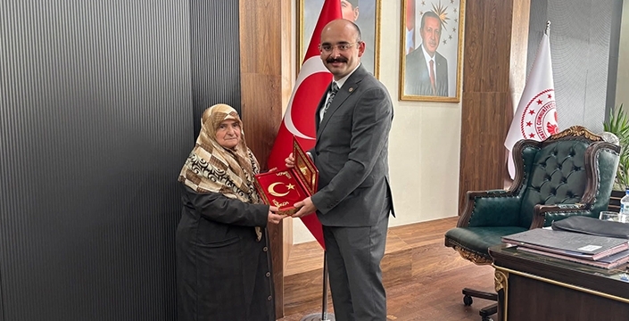 88 yaşında okuma yazma öğrenen Emine Genç, Kaymakam Sungur'un misafiri oldu