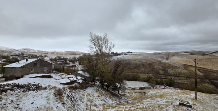 Ahlat'ın zirveleri beyaza büründü: Mevsimin ilk karı düştü!