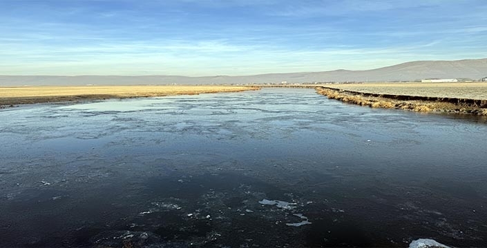 Ardahan dondu: Kura Nehri buz tuttu! vatandaşlar ateş yakarak ısınıyor