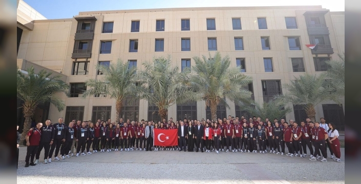 Bakan Bak, Suudi Arabistan'da milli sporcularla buluştu