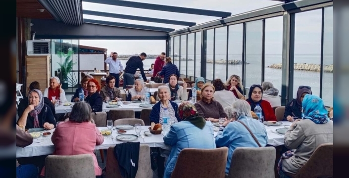 Cumhuriyet kadınları derneği düzce şubesi, geleceğin teminatı gençlere burs sağlamak için Akçakoca'da buluştu!