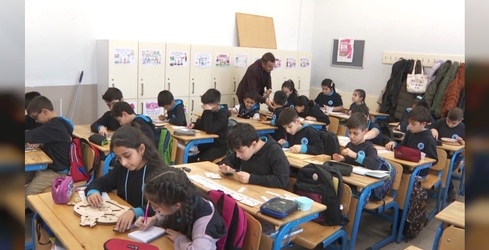 Depremzede çocukların umudu oldu: Osman öğretmenin sıcak dokunuşu!