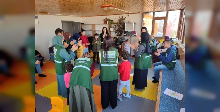 Engelli çocuklar için sıcak buluşma: Yeşilay ve Kızılay gönüllüleri sahne aldı!