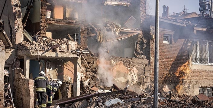 Erzurum'da evde şok patlama: Bir kişi yaralandı, mahalle alevlere teslim