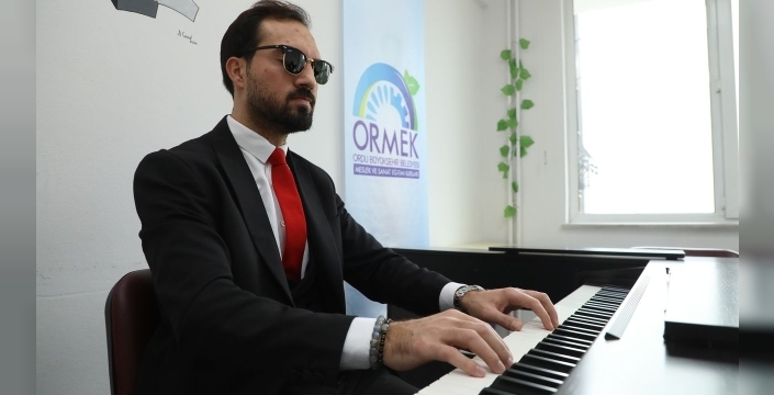 Gözleri görmüyor ama kulakları duyuyor: Fatsa'dan engel tanımayan piyano virtüözü doğuyor!