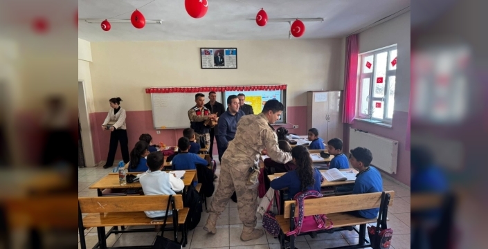 Hakkari'de bir köy okulu hayırseverlerin dokunuşuyla yenilendi: Sınıflara yeni dolaplar yerleştirildi!