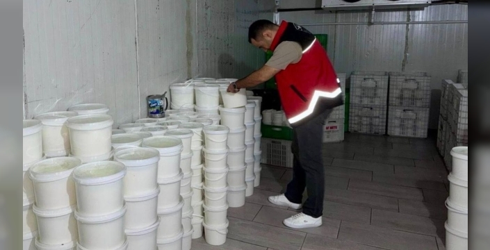 Hatay'da gıda skandalı: 2,3 ton etiketsiz süt ürünü imha edildi