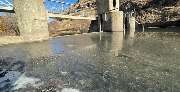 Kars'ta soğuk hava buzlanmalara neden oluyor