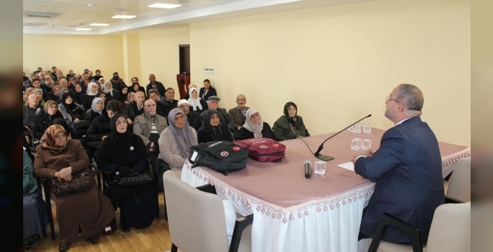 Karsta umre yolcularına özel bilgilendirme semineri yapıldı