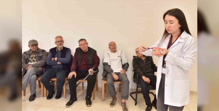 Kepez'de huzurevi sakinlerine şefkat eli: Ağız ve diş sağlığı taraması başladı