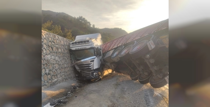 Malatya'da sürücüsünün hakimiyetini kaybettiği tır devrildi: Yaralı sürücü hastaneye kaldırıldı