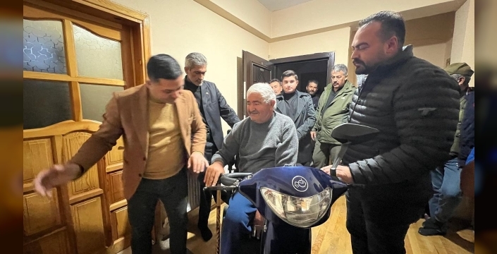 Mhp Kars'tan engelli vatandaşa anlamlı destek: Akülü araç hediye edildi!