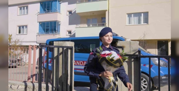 Minik Sırma'nın askerlik hayali gerçek oldu: Öğretmeninin desteğiyle Teğmen Kayacan'dan duygu yüklü Öğretmenler Günü mesajı