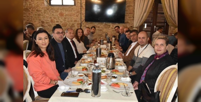 Öğretmenler günü kutlaması: Manisa TSO'dan proje okuluna özel vefa