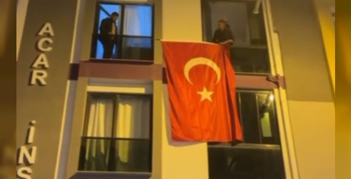 Şehit Hamdi Armağan Kaplan'ın baba ocağına Türk bayrağı asıldı