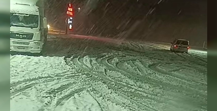 Sivas'ta kar fırtınası: Sürücüler zor durumda!