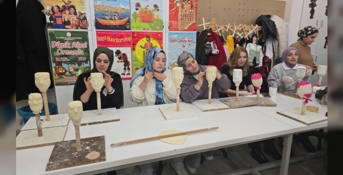 Atık malzemeler hayat buluyor: Üniversite öğrencileri köy çocukları için kukla atölyesi kurdu