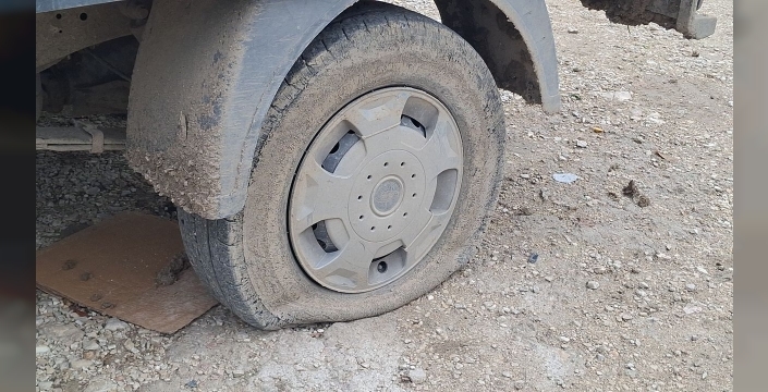 Beypazarı'nda park halindeki araçların lastikleri kimliği belirsiz kişilerce kesildi, mağdurlar işlerine gidemedi