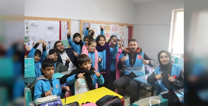 Depremzede kadınların sıcacık dokunuşu: Levent İlkokulu'na el emeği atkılar ve kitaplar