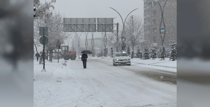 Doğu Anadolu'da kar felaketi: 423 köy ve mezra yolu kapandı, ulaşım durdu