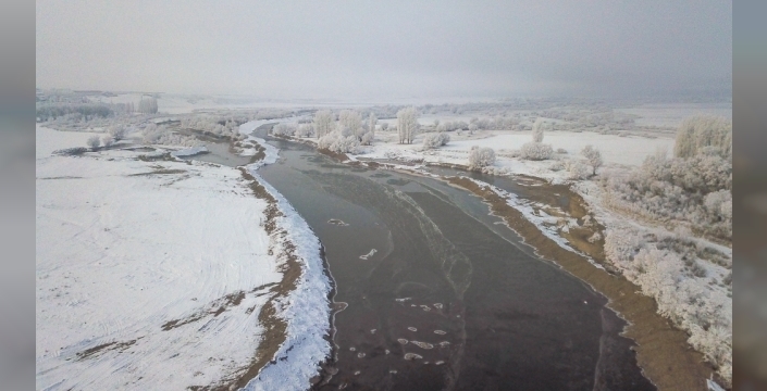 Doğu'da soğuk hava ve sis hayatı dondurdu: Buz tutan dereler ve görüş mesafesi sıfıra indi