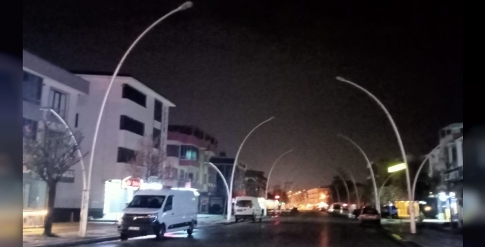 Düzce'de iki ana bulvar karanlığa gömüldü, vatandaşlar isyan ediyor