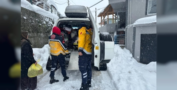Düzce'de kar paletli ambulansla zorlu kurtarma operasyonu: İki hasta karla mücadele eden ekipler sayesinde kurtarıldı