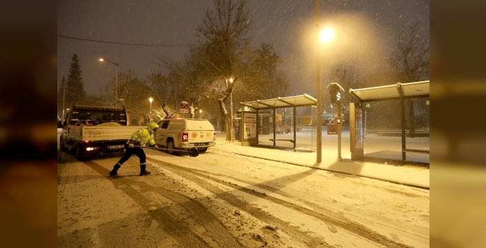 Gaziantep'te karla mücadele aralıksız sürüyor, ulaşım aksamıyor