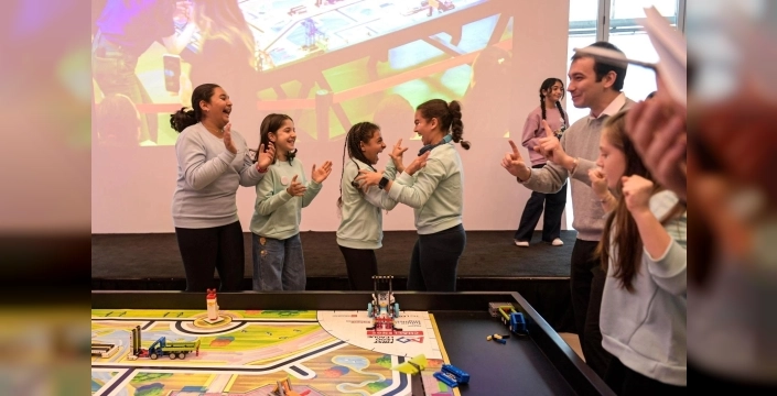 Geleceğin Mühendis Kızları İzmir'de Teknolojiyi Sanatla Buluşturdu: 75 Kızın Başarısı Göz Kamaştırdı!