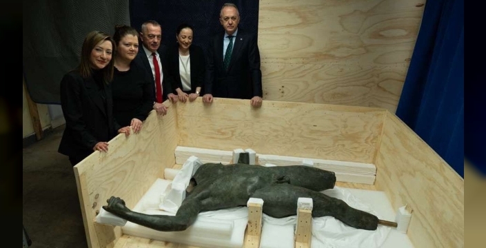 Kaçırılan bronz imparator heykeli Türkiye'ye dönüyor: Bakan Ersoy müjdeyi verdi