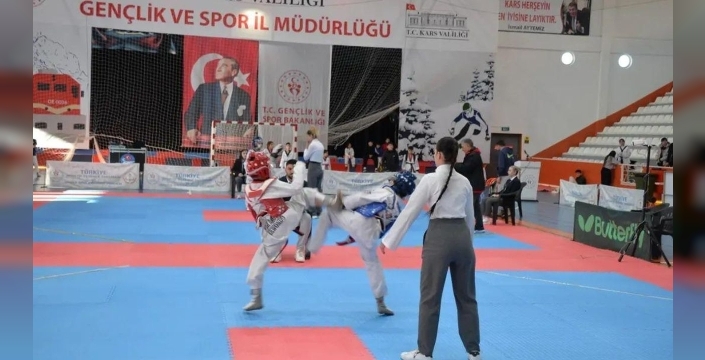 Kars'ta 450 sporcu Sarıkamış Şehitleri'nin anısına mindere çıktı