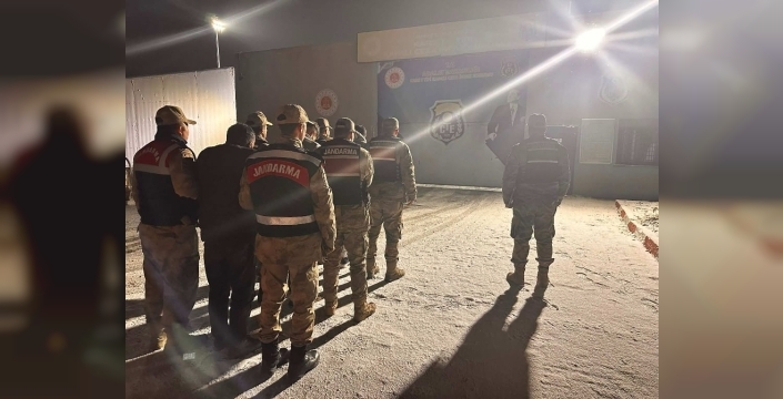 Kars'ta insan kaçakçılığı operasyonu: 28 düzensiz göçmen yakalandı, 3 kişi tutuklandı