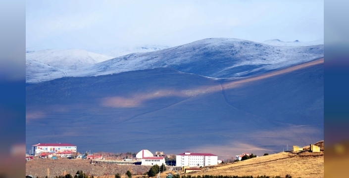 Kars ve Ardahan beyaza büründü, kar yağışı hayatı olumsuz etkiledi