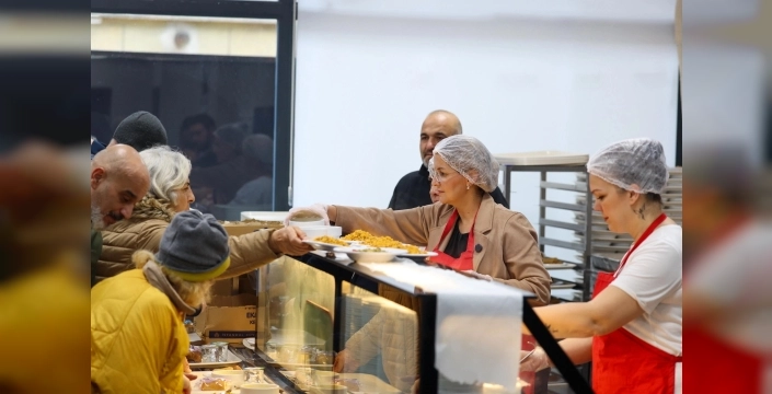 Manisa'nın sevilen başkanı Bakırköy'de unutulmadı, halka ücretsiz yemek dağıtıldı