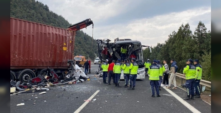 Osmaniye'de korkunç kaza: Otobüs tıra çarptı, 6 can kaybı, 11 yaralı