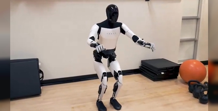 Tesla'nın Optimus robotu sahnede fena düştü: Operatörün VR gözlüğünü çıkardığı anı taklit etti!