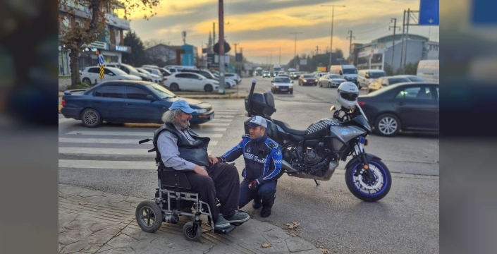 Zabıta ekipleri, tekerlekli sandalyedeki vatandaşa yardım eli uzattı