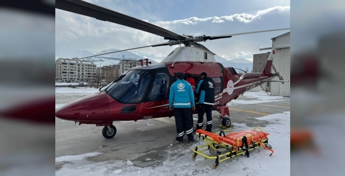 94 yaşındaki hasta, hayat kurtaran helikopterle Erzurum'a taşındı