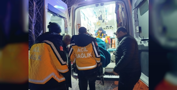 Ağrı'da kar seferberliği: Yolu kardan kapanan mezradaki hasta için ekipler gece gündüz çalıştı