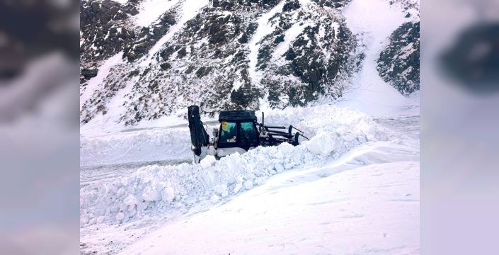 Ağrı'da Yazıcı Barajı dondu, sis bulutu büyüleyici görüntüler oluşturdu