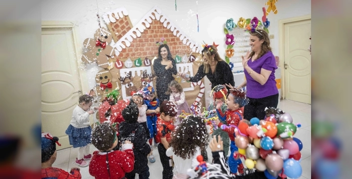 Bornova'da minikler yeni yılı kostümlerle ve pastayla karşıladı