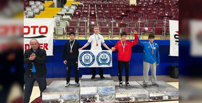 Bursa Yıldırım'ın genç güreşçileri Isparta'da fırtına gibi esti